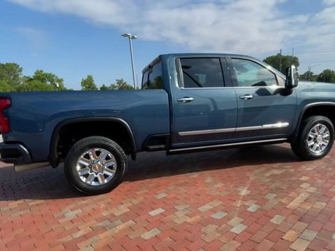 Used 2024 Chevrolet Silverado 2500 High Country w/ High Country Premium Package AWD/4WD image 2