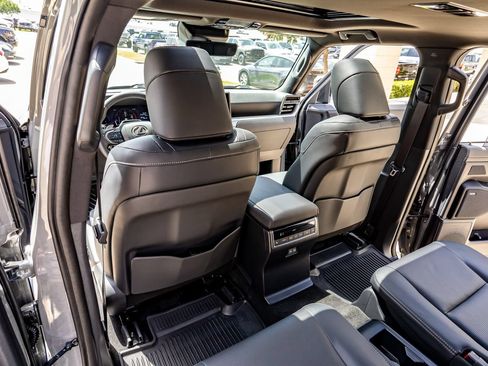 Used 2026 Lexus GX 550 w/ Accessory Package (2T) AWD/4WD image 33