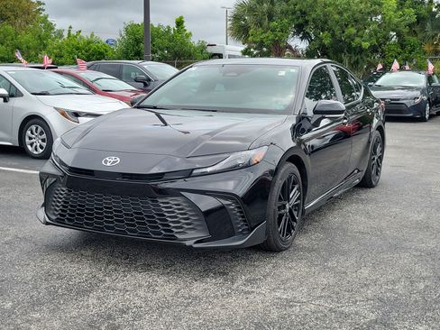 Used 2026 Toyota Camry SE FWD image 5