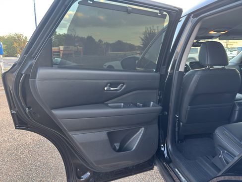 Used 2023 Nissan Pathfinder SL w/ Lighting Package (N92) image 15