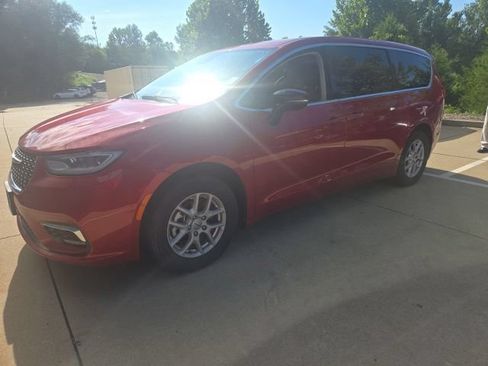 Used 2024 Chrysler Pacifica Touring-L FWD image 9