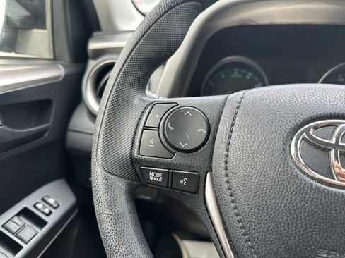 Used 2018 Toyota RAV4 LE FWD image 20