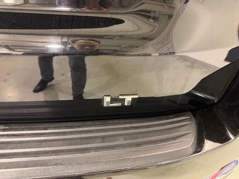 Used 2024 Chevrolet Suburban LT image 5