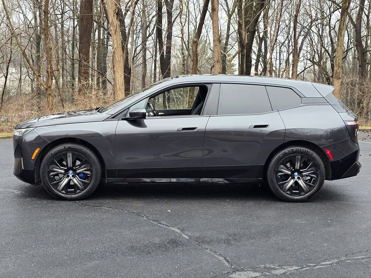 Used 2024 BMW iX xDrive50 w/ Premium Package AWD/4WD image 3