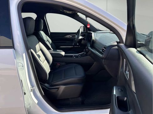 Used 2025 Chevrolet Traverse LT w/ Midnight/Sport Edition image 17