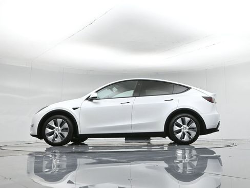 Used 2024 Tesla Model Y Long Range image 49