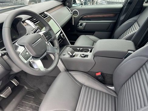 New 2025 Land Rover Discovery Dynamic SE image 9