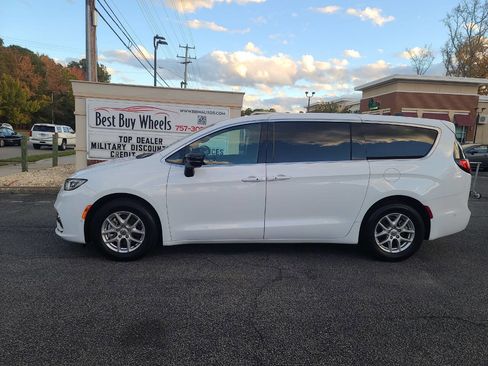 Used 2025 Chrysler Pacifica Select image 3