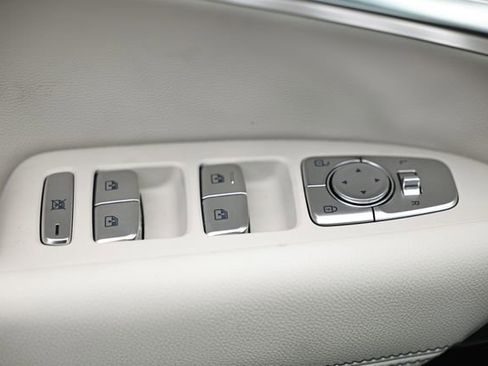 Used 2025 Genesis G70 2.5T image 16