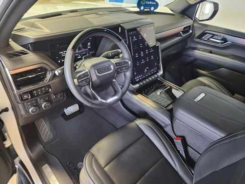 Used 2025 GMC Yukon XL Denali w/ Advanced Technology Package image 12