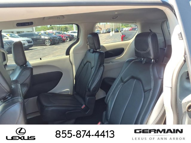 Used 2024 Chrysler Pacifica Touring-L FWD image 11