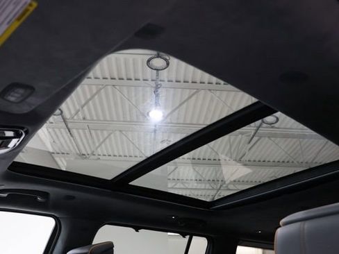 Used 2023 Jeep Grand Wagoneer Series II AWD/4WD image 32