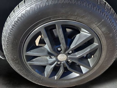 Used 2022 Jeep Grand Cherokee Limited image 9