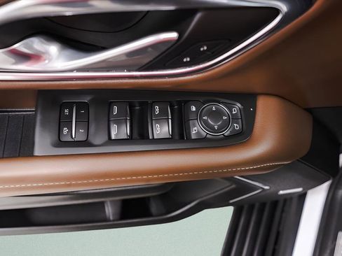 Used 2022 Chevrolet Suburban High Country AWD/4WD image 23