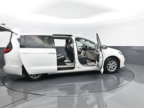 Used 2023 Chrysler Pacifica Touring-L image 29