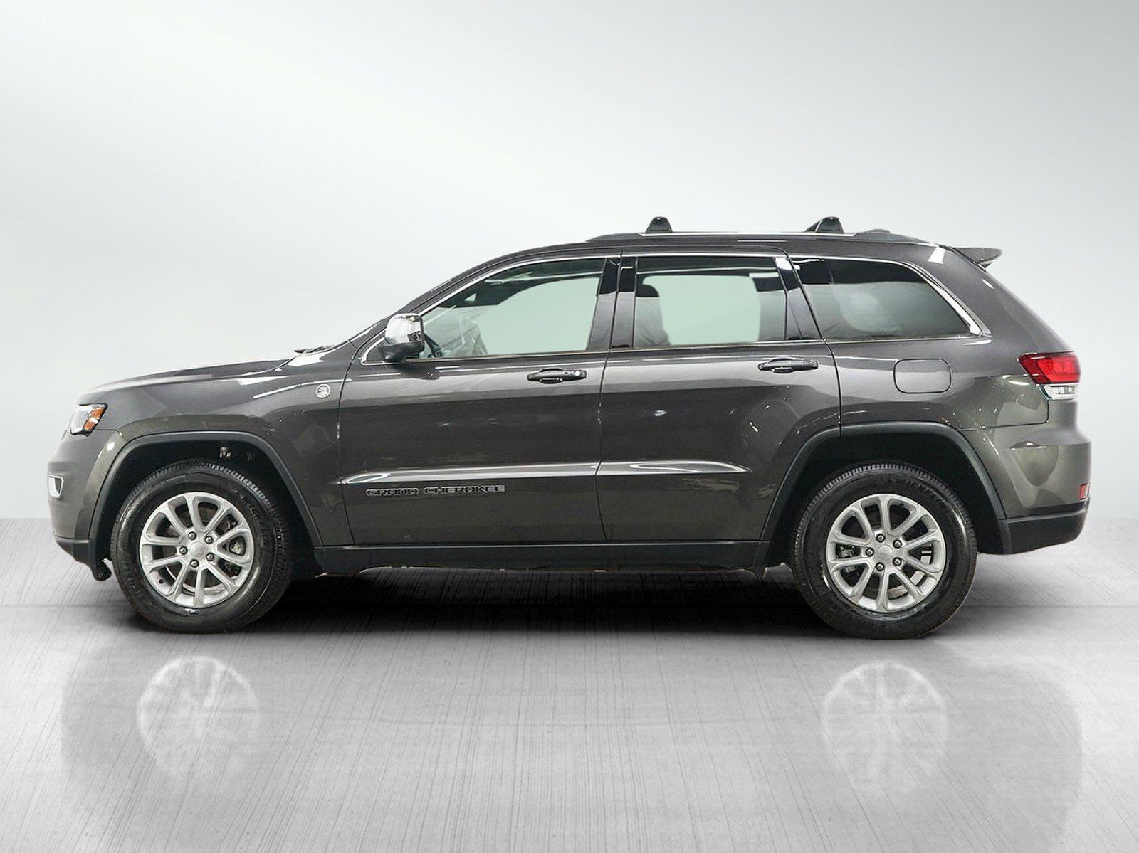 Used 2021 Jeep Grand Cherokee Laredo AWD/4WD image 2