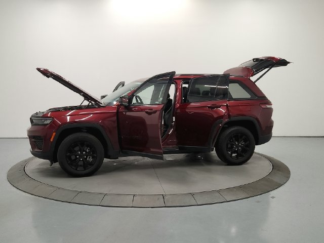 Used 2025 Jeep Grand Cherokee Altitude AWD/4WD image 32