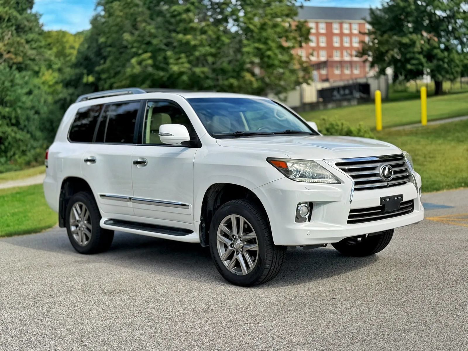 Used 2013 Lexus LX 570 4WD w/ Luxury Pkg image 15