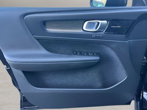 Used 2020 Volvo XC40 T5 R-Design image 12