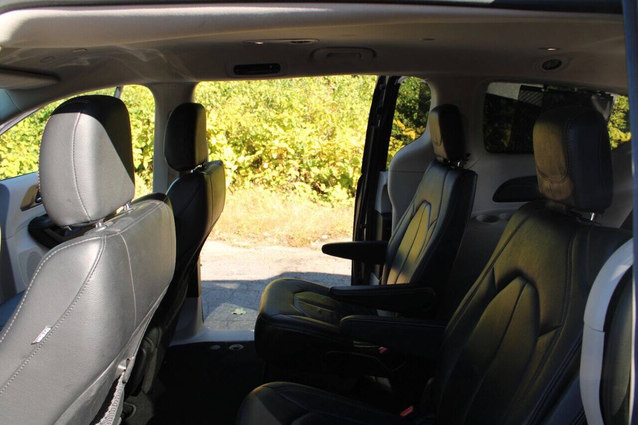 Used 2020 Chrysler Pacifica Touring-L FWD image 28