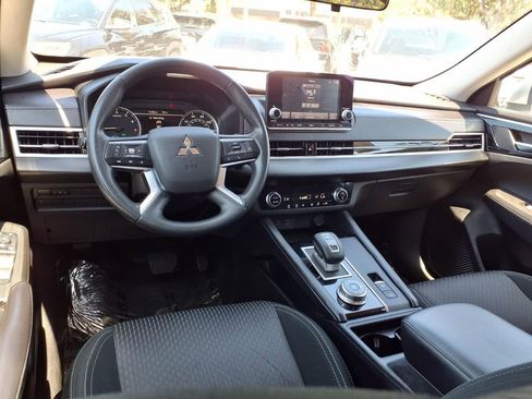 Used 2024 Mitsubishi Outlander ES FWD image 12