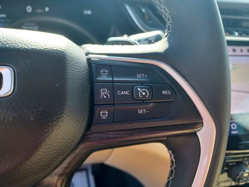 Used 2023 Jeep Grand Cherokee L Limited w/ Luxury Tech Group II AWD/4WD image 17