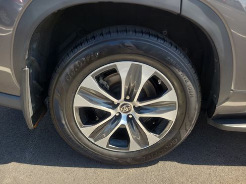 Used 2023 Toyota Highlander XLE AWD/4WD image 11