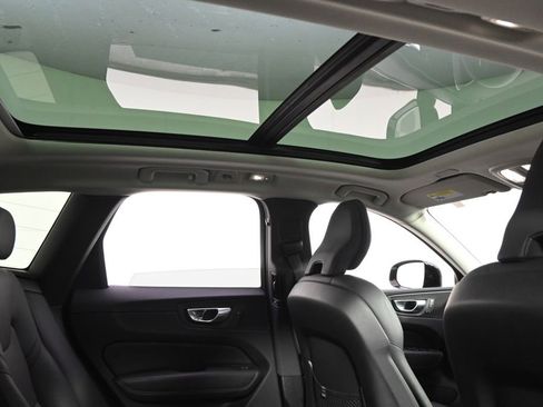 Used 2025 Volvo XC60 B5 Plus image 17