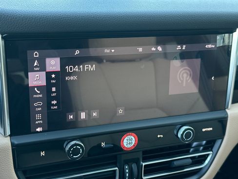 Used 2025 Porsche Macan image 18