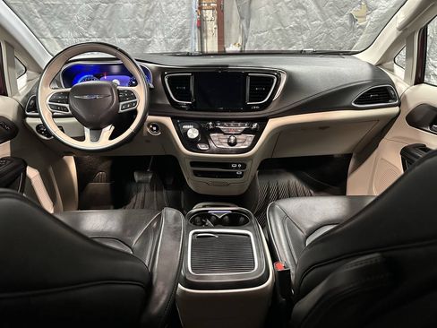 Used 2018 Chrysler Pacifica Limited w/ Tire & Wheel Group FWD image 13