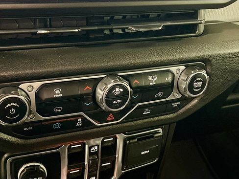 Used 2024 Jeep Wrangler Unlimited image 27