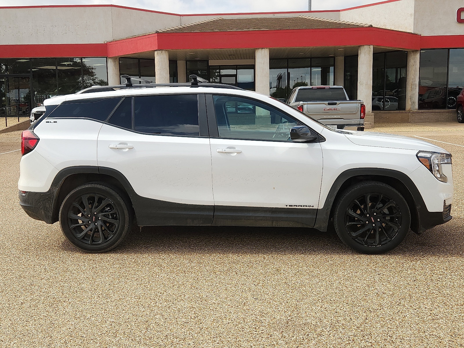 Used 2023 GMC Terrain SLE w/ Driver Convenience Package FWD image 5