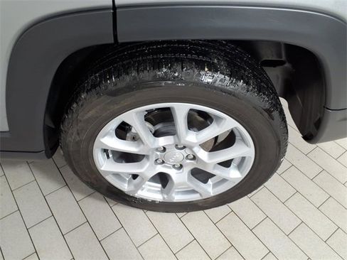 Used 2024 Jeep Compass Latitude image 8