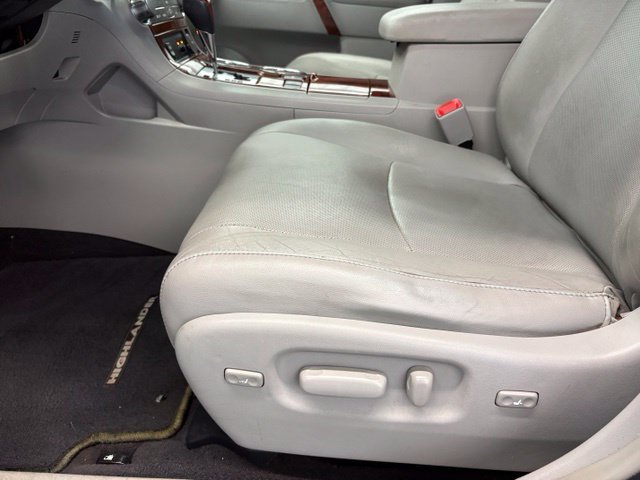 Used 2012 Toyota Highlander Limited w/ Tow Pkg FWD image 19