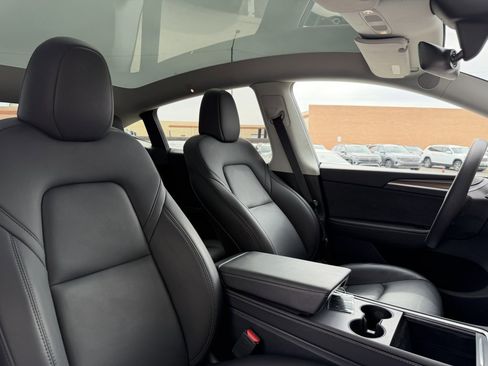 Used 2025 Tesla Model Y Long Range RWD image 44