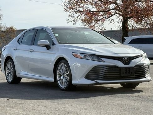 Used 2018 Toyota Camry XLE image 8