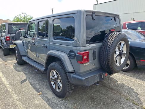 Used 2018 Jeep Wrangler Unlimited Sahara AWD/4WD image 4