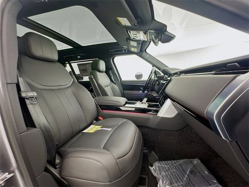 New 2025 Land Rover Range Rover Long Wheelbase SE image 28