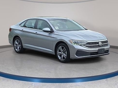 Used 2023 Volkswagen Jetta SE w/ Panoramic Sunroof Package FWD image 3