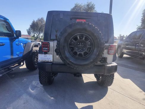 Used 2017 Jeep Wrangler Unlimited Rubicon AWD/4WD image 5