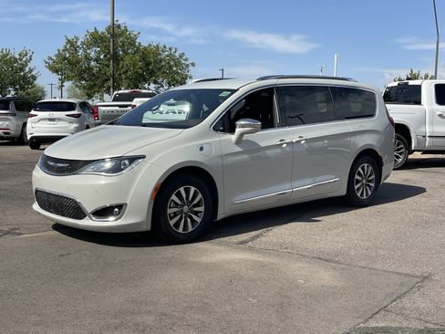 Used 2020 Chrysler Pacifica Limited w/ Advanced Safetytec Group FWD image 2