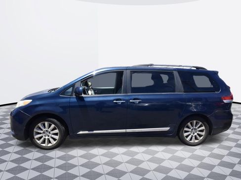 Used 2011 Toyota Sienna Limited w/ Premium Pkg FWD image 2