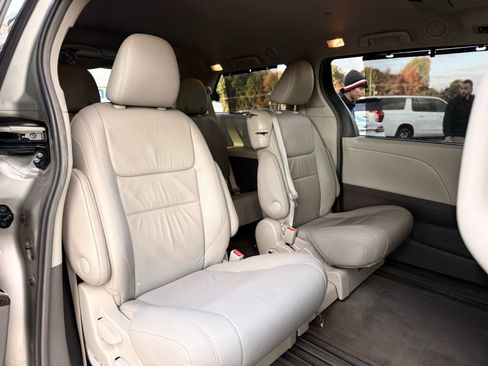 Used 2017 Toyota Sienna XLE Premium image 19