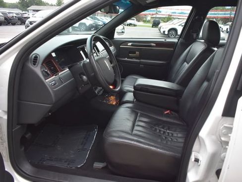 Used 2008 Lincoln Town Car Executive RWD image 17