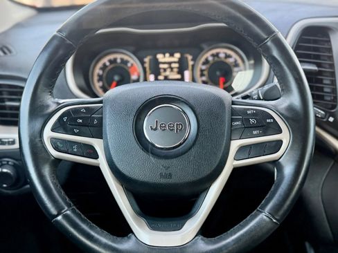 Used 2017 Jeep Cherokee Sport image 17