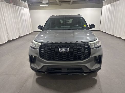 Used 2025 Ford Explorer ST-Line AWD/4WD image 2