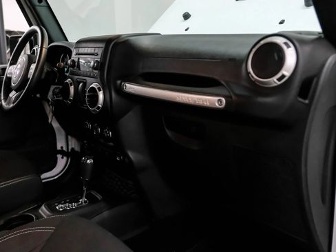 Used 2018 Jeep Wrangler Sahara w/ Connectivity Group AWD/4WD image 12