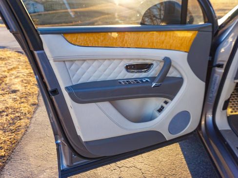 Used 2017 Bentley Bentayga image 45