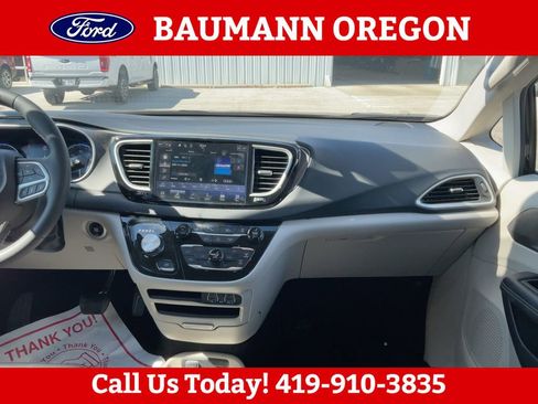 Used 2023 Chrysler Pacifica Touring-L FWD image 13