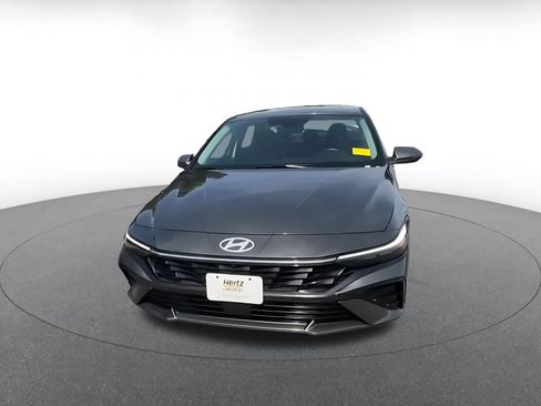 Used 2025 Hyundai Elantra Limited FWD image 3